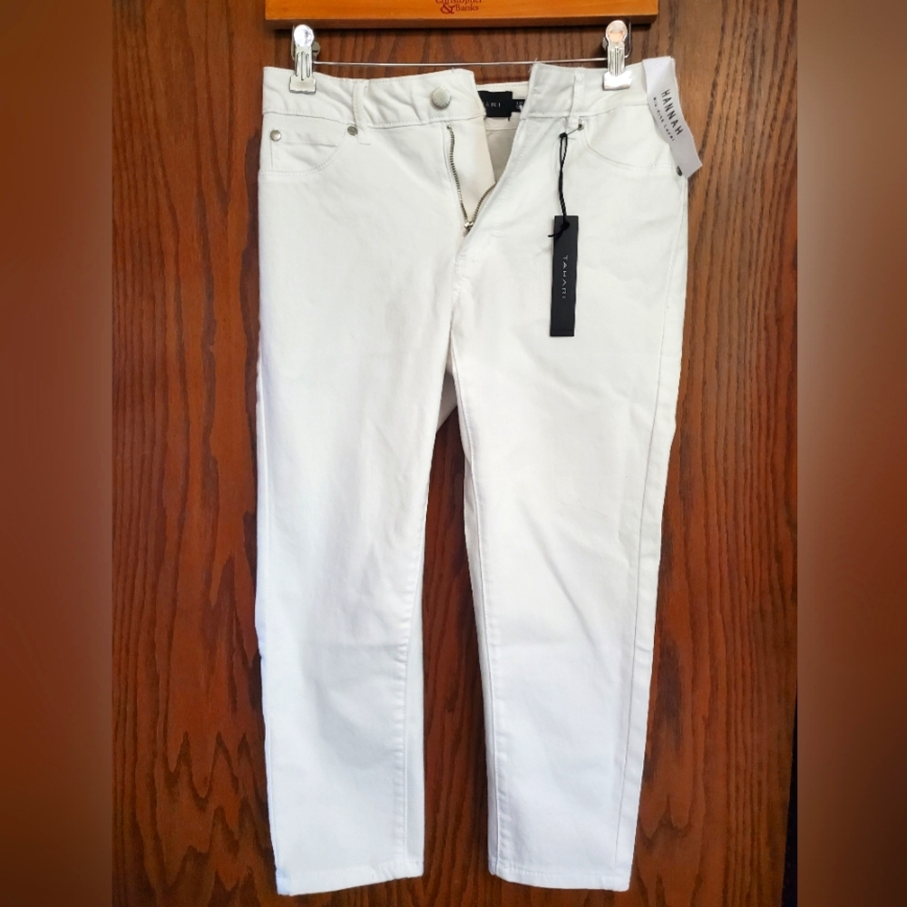 Tahari white size 4 capri